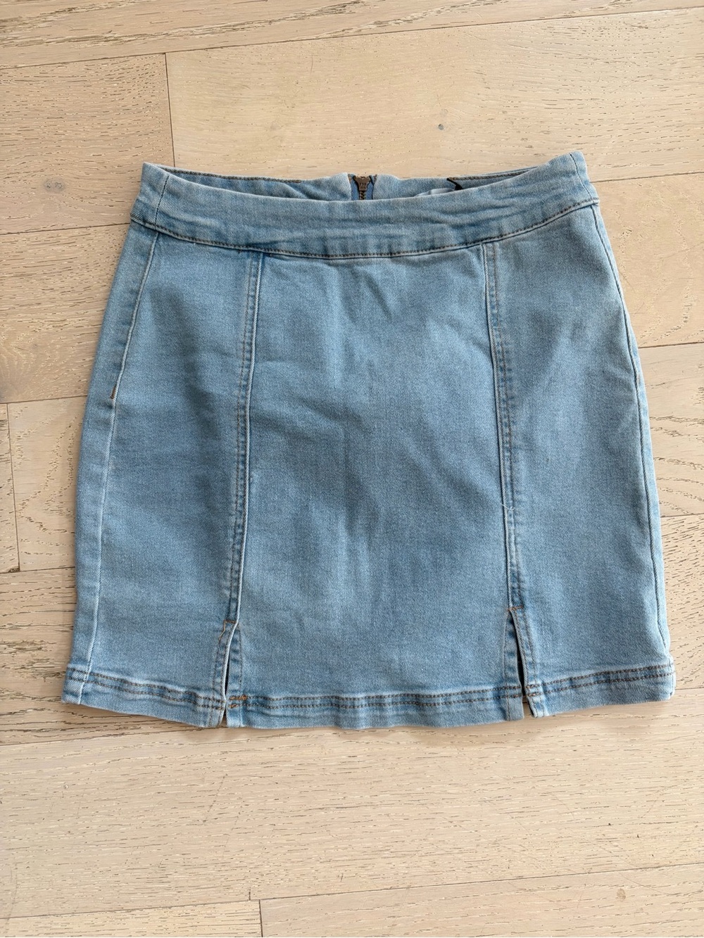 2/$15 🍍 NWT Forever 21 Light Wash Denim Mini Skirt with Slits